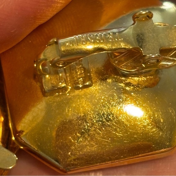 TRIFARI
EMERALD & CUSHION CUT bracelet and clip on earring set Rare - Picture 8 of 12